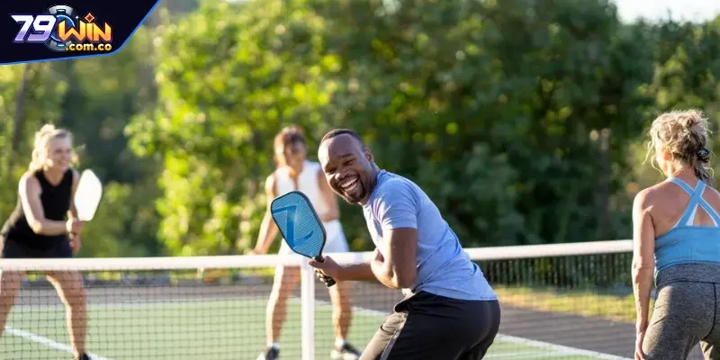Hướng dẫn chơi Pickleball: Từ 5 Điều Luật Đến Cách Giao Bóng 2 Luật số đầu tiên liên quan đến vấn đề giao bóng